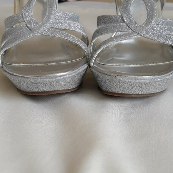 Open toes silver sandals size 7. - Picture 5 of 7